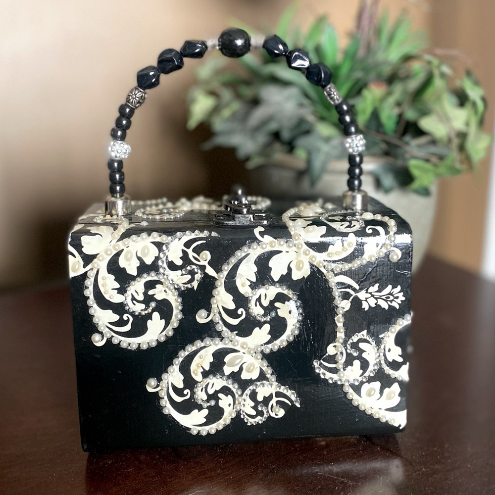 Liz Gini designs Box Purse